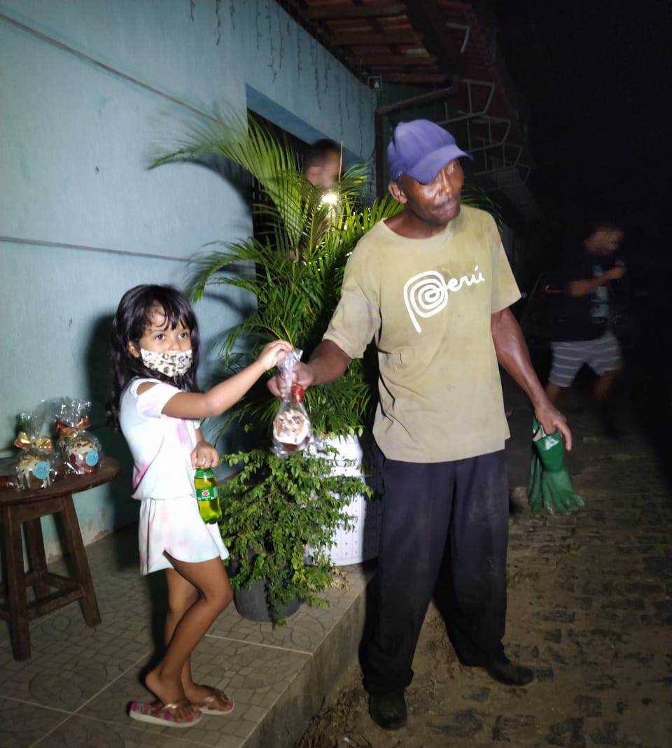 Camacã: Criança de 5 anos faz homenagem e dar presentes para os garis do caminhão coletor de lixo, Frank